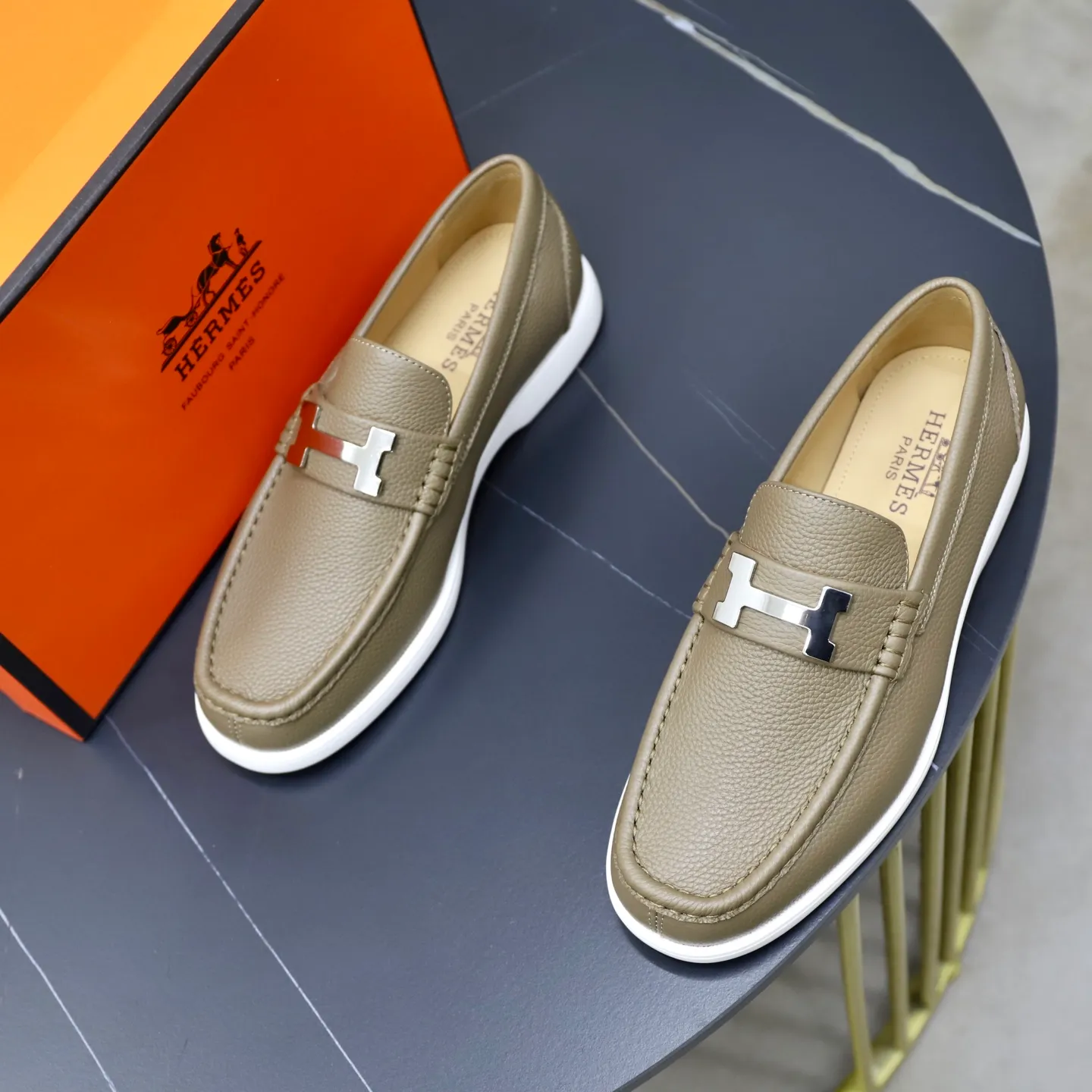 Ex-factory price: 560💰Hermès/Hermès slip-on men's shoes. This shoe is made of imported pebbled cowhide. It has simple and smooth lines and is combined with aerodynamically designed 3CM rubber foam ultra-light soles! Youthful and fashionable, classic H-shaped hardware buckle decoration, calf lining gently wraps the feet, with logo cowhide feet, casual and urban style, highlighting youthful vitality, sports and leisure version, super versatile, code number: 38-39-40-41-42-43-44 standard leather shoe size (45 can be customized but does not support returns)